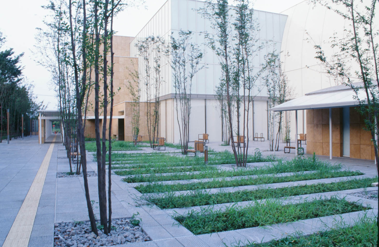 府中市美術館 前庭